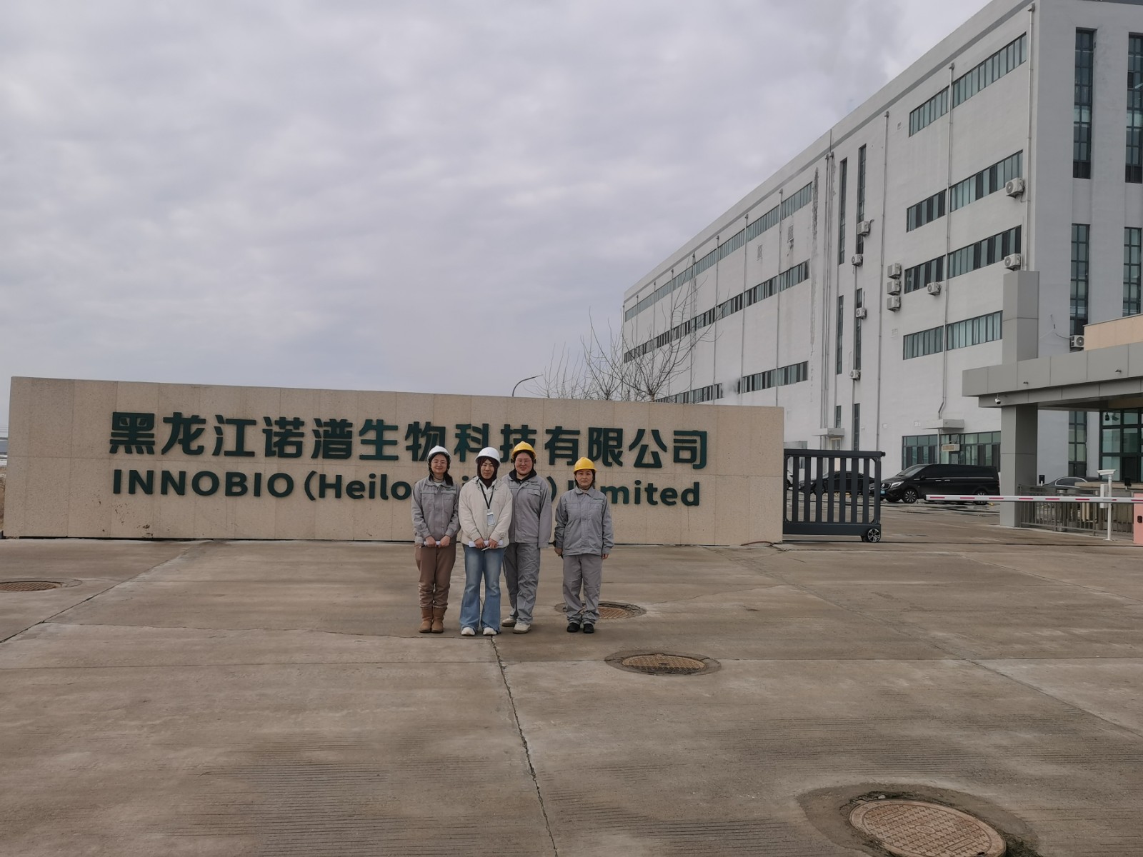 Picture with factory (3)